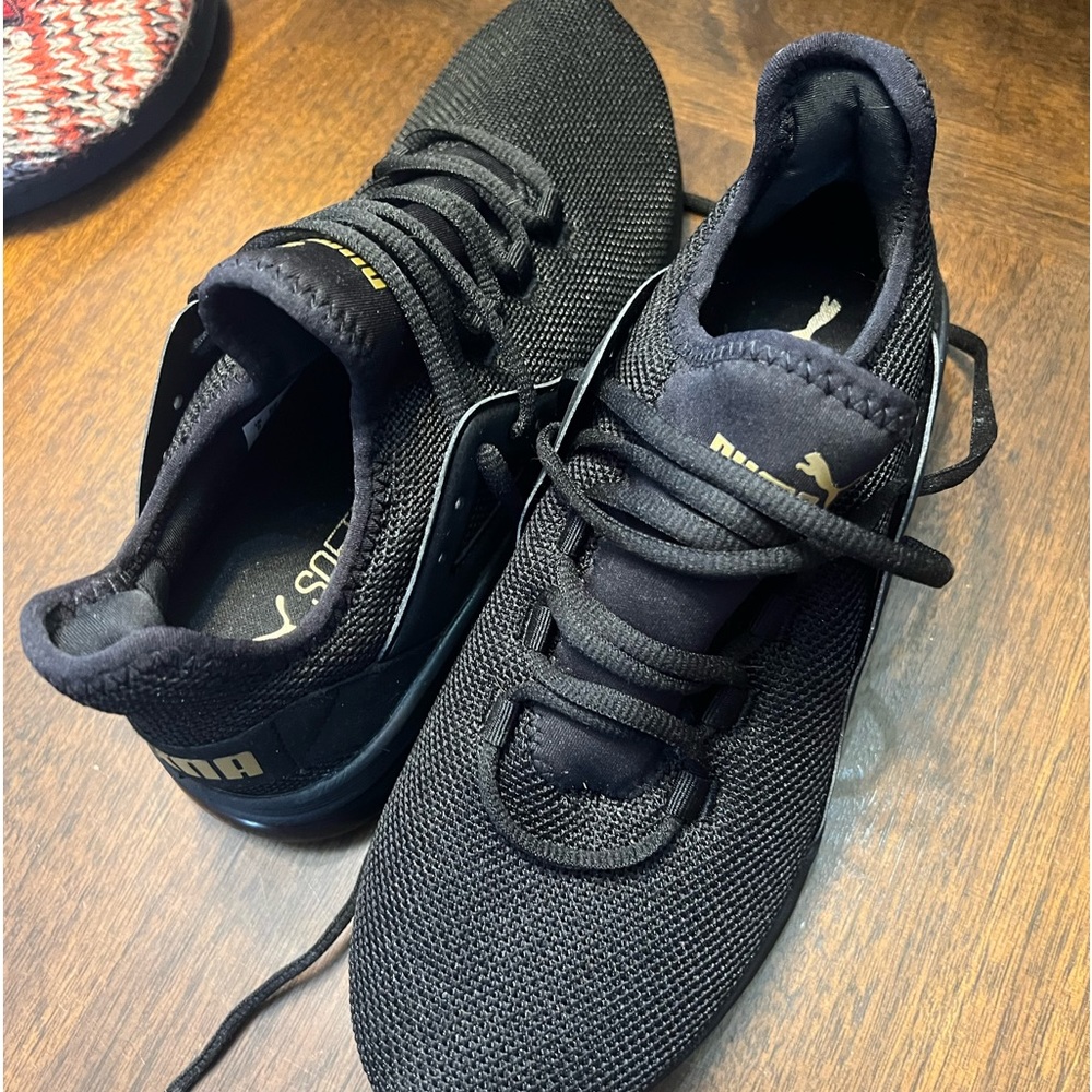 Size 7 1/2 puma.. Only worn a couple of times